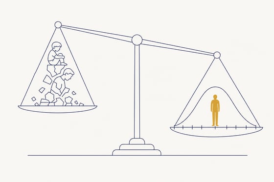 Une grande balance compare deux méthodes de calcul du QI : à gauche, une petite pile composée d’un enfant et d’un adulte s’effondre en fragments, tandis qu’à droite, une large courbe en cloche porte une personne placée sur une graduation centrale, avec des repères régulièrement espacés autour d’elle